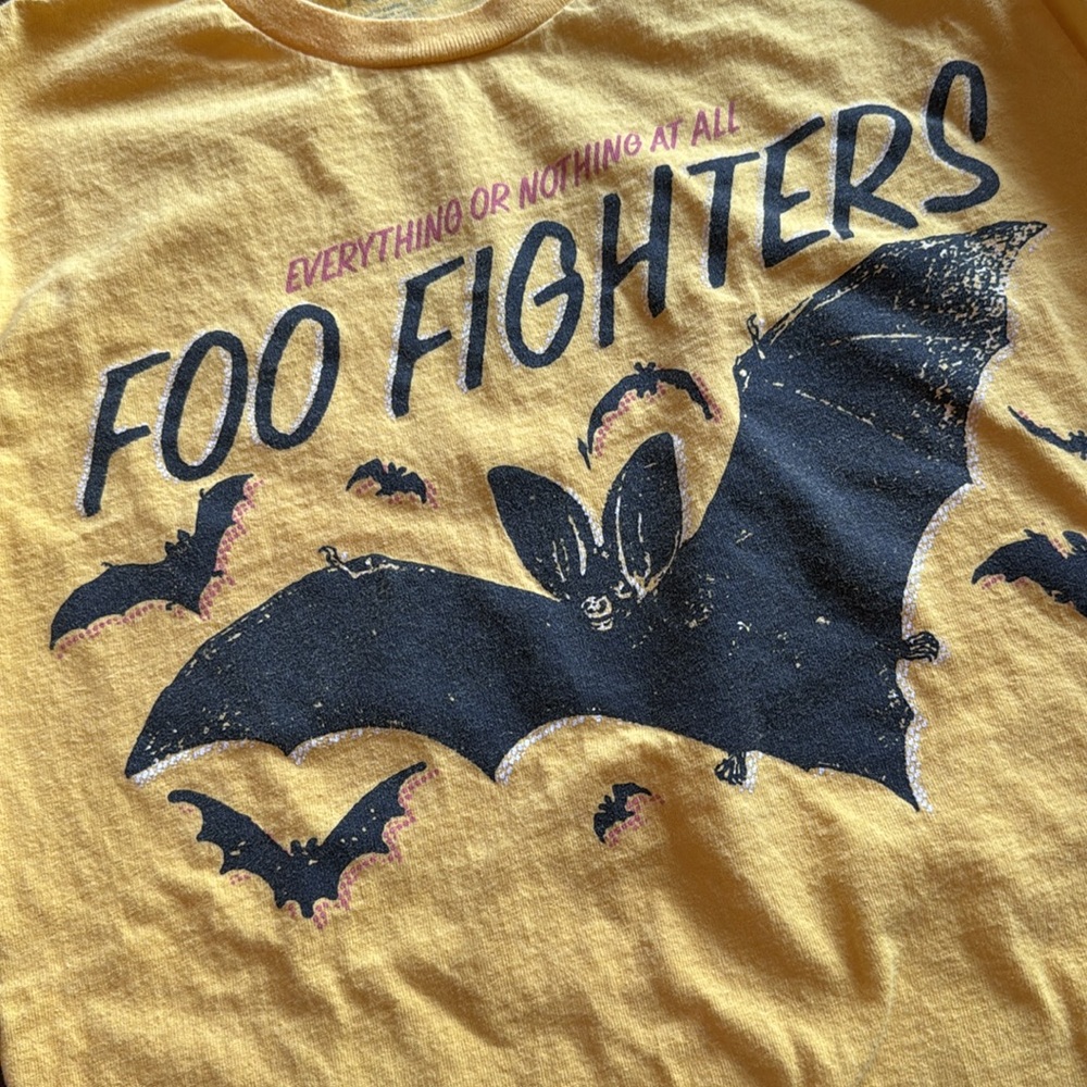 Small yellow Foo Fighters shirt - Picture 3 of 4